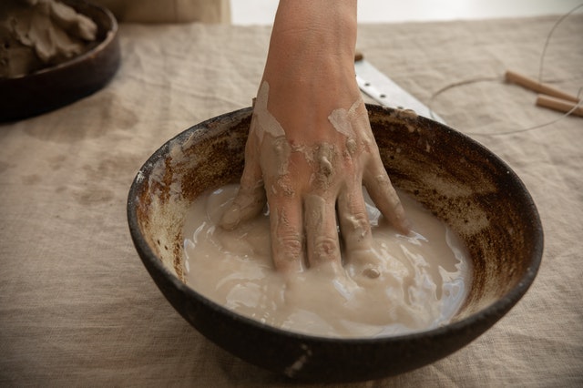 A Natural Labo produz frascos de cimento de forma artesanal.